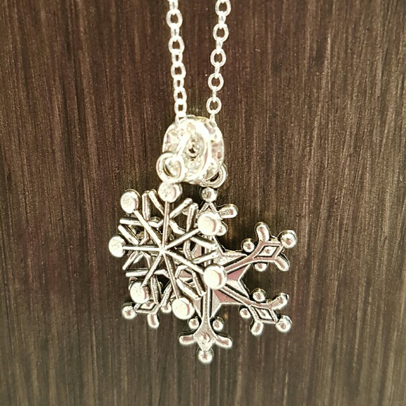Jewelry - 💎BOGO Silver Tone Snowflake Winter Necklace